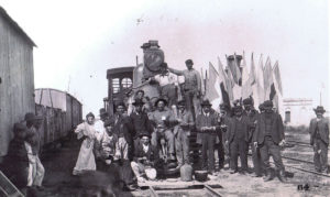 Ouvriers prenant la pose devant un wagon